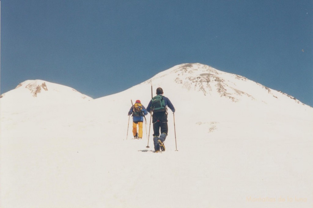 Subiendo a Dizel Hut desde Barrels, al fondo las cimas del Elbrus